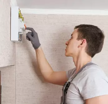 Częstotliwość prądu w Polsce  to 50 Hz – skąd w sieci energetycznej taka wartość?