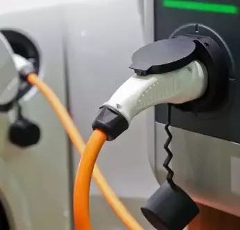 Ładowanie auta elektrycznego. Gdzie to można robić?