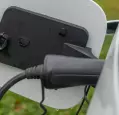 Czym się różni samochód hybrydowy od elektrycznego?