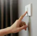 Jak oszczędzać prąd? Skuteczne sposoby na ograniczenie zużycia energii elektrycznej