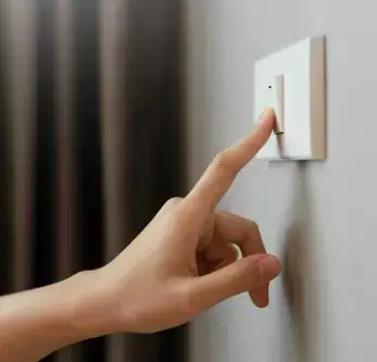 Jak oszczędzać prąd? Skuteczne sposoby na ograniczenie zużycia energii elektrycznej